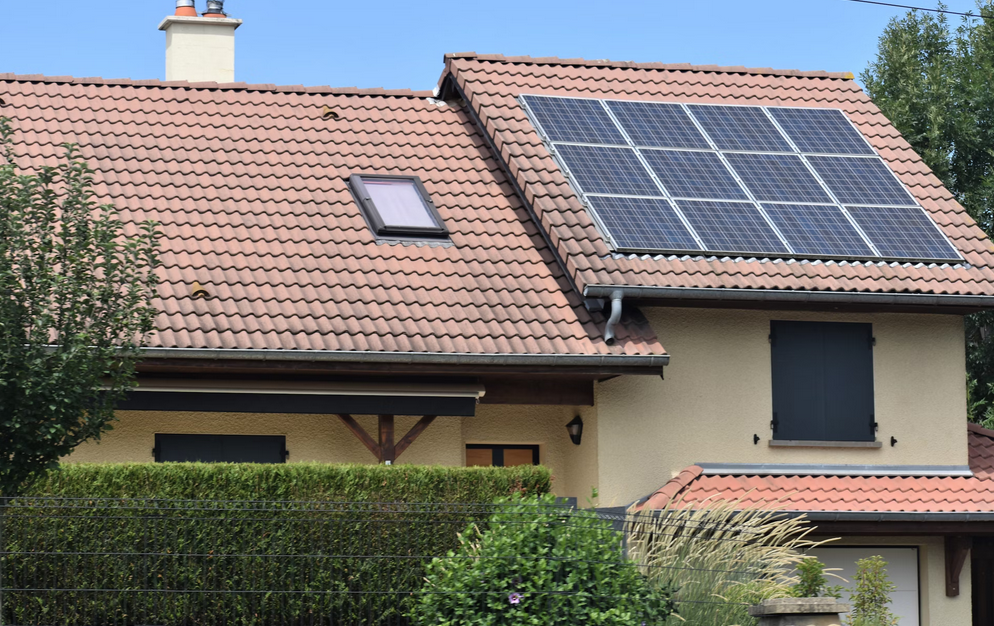 casa con paneles solares