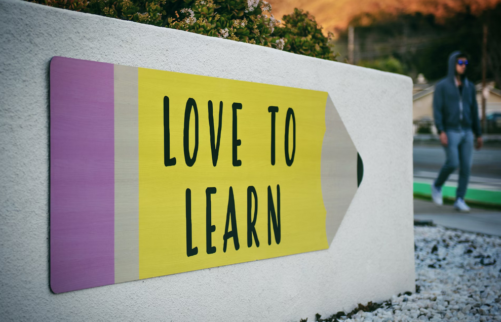 pared con mensaje love to learn