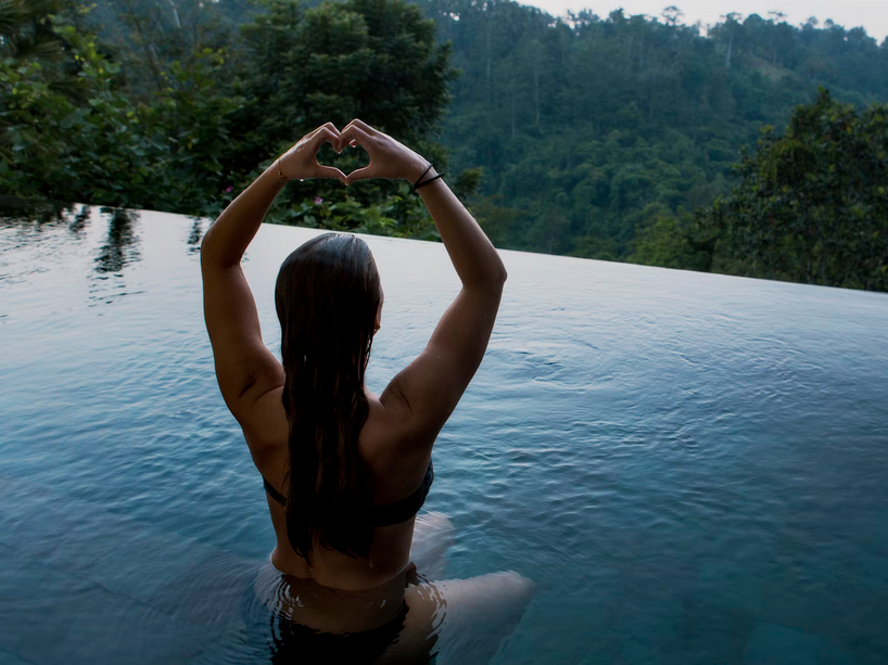 chica  en piscina naturl