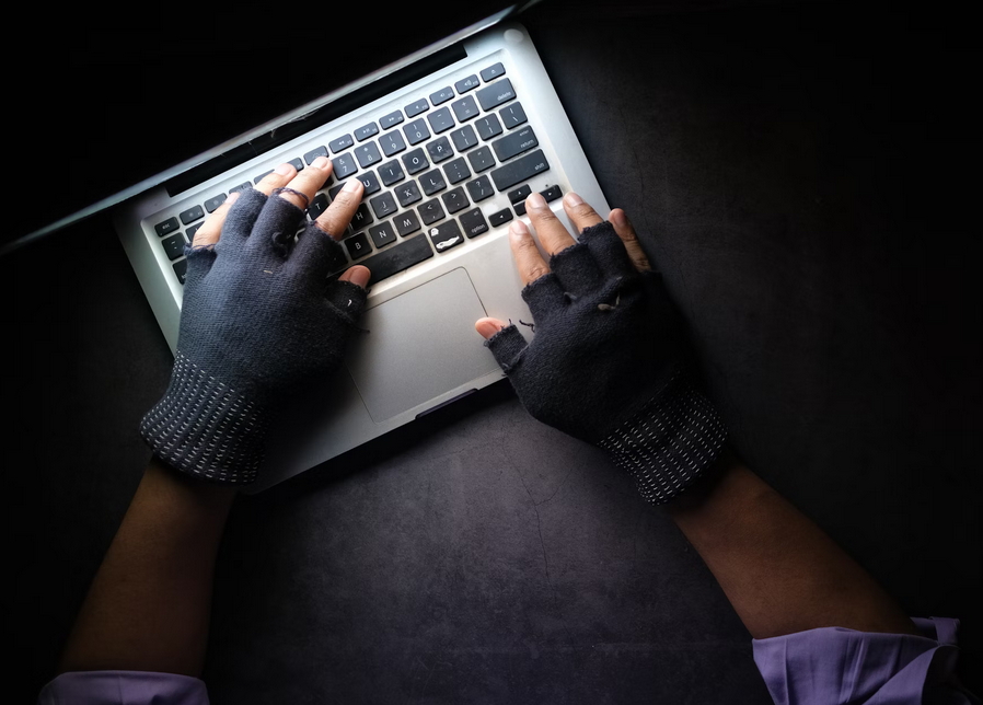 manos con guantes sobre un laptop